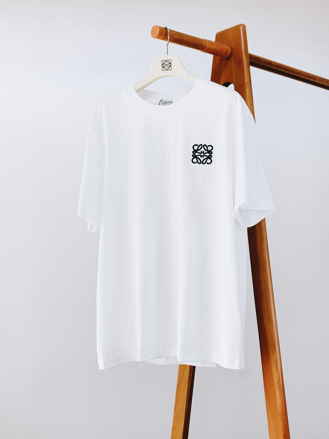 Loewe 罗意威 2026SS早春新品经典Anagram刺绣T恤，把高级感穿在身上230g重磅精梳棉，