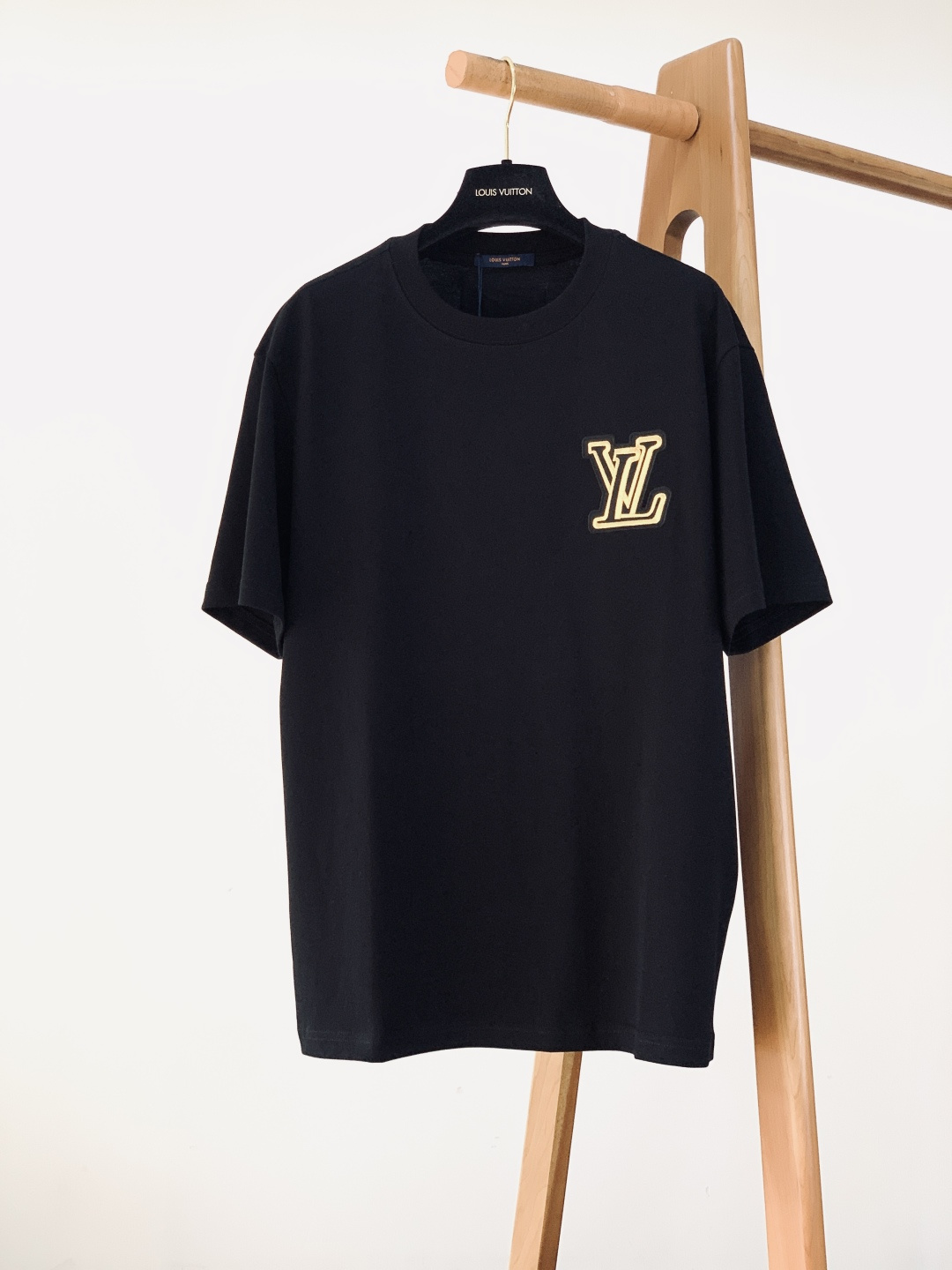 LouisVuitton 路易威登 2026SS早春新品 黑金刺绣T恤。甄选高支精梳棉，柔软亲肤透气不闷