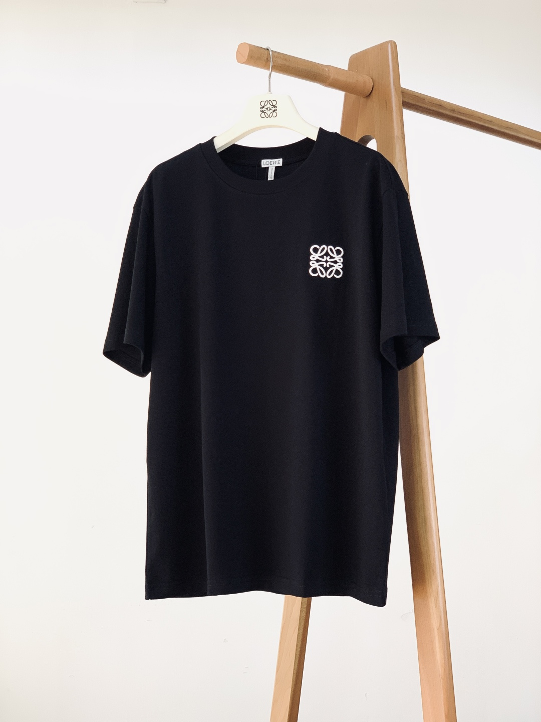 Loewe 罗意威 2026SS早春新品经典Anagram刺绣T恤，把高级感穿在身上230g重磅精梳棉，