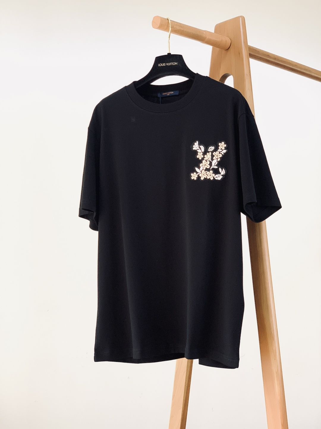 LouisVuitton 路易威登 2026SS早春新品 花卉刺绣T恤｜把高级感穿在身上重磅精梳棉打造，