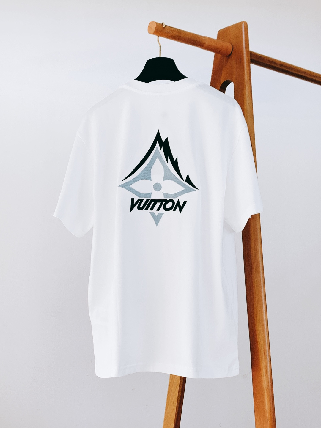 LouisVuitton 路易威登 2026SS早春新品 滑雪系列刺绣T恤｜黑白双煞 专柜同步230g重