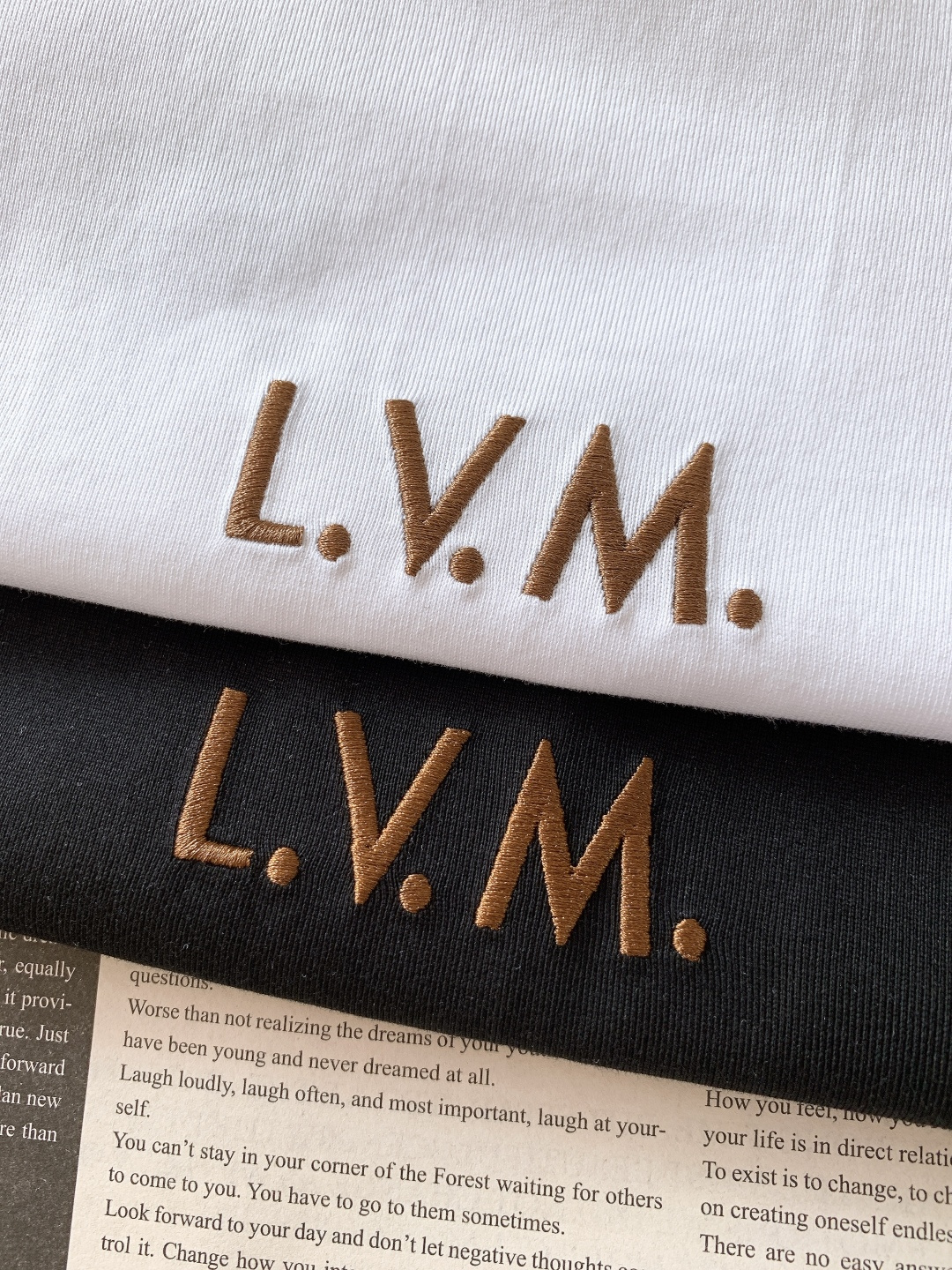 LouisVuitton 路易威登 2026SS早春新品 休闲刺绣T恤｜黑白双煞 230g重磅精梳棉，挺