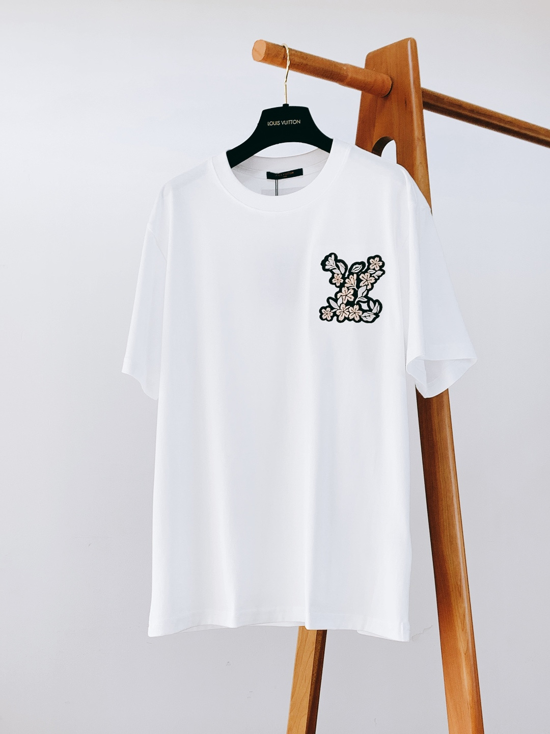 LouisVuitton 路易威登 2026SS早春新品 花卉刺绣T恤｜把高级感穿在身上重磅精梳棉打造，