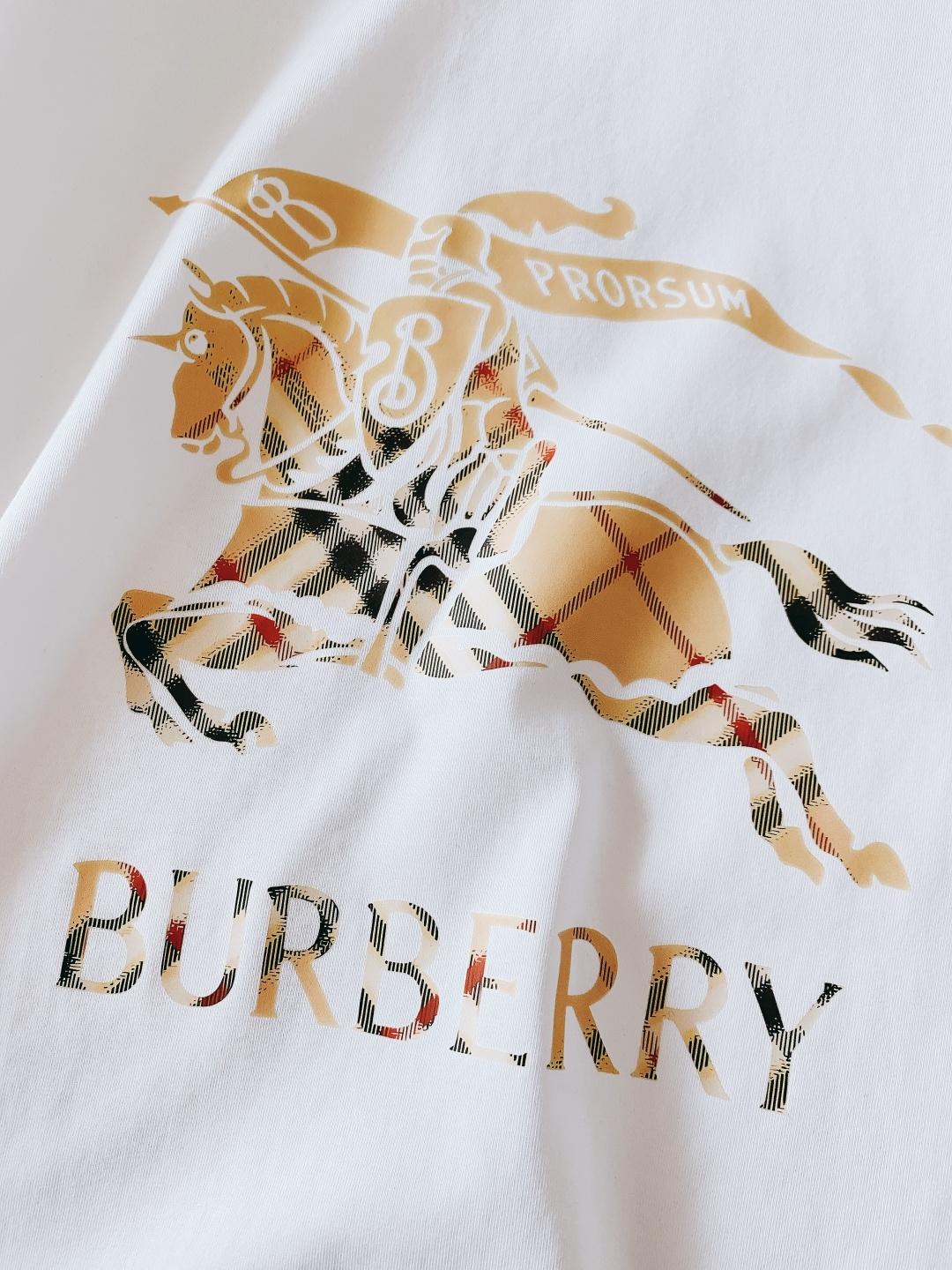 Burberry 巴宝莉 2026SS春夏新品战马格纹标识T恤，简约大气自带高级感，上身就是低调奢华风。