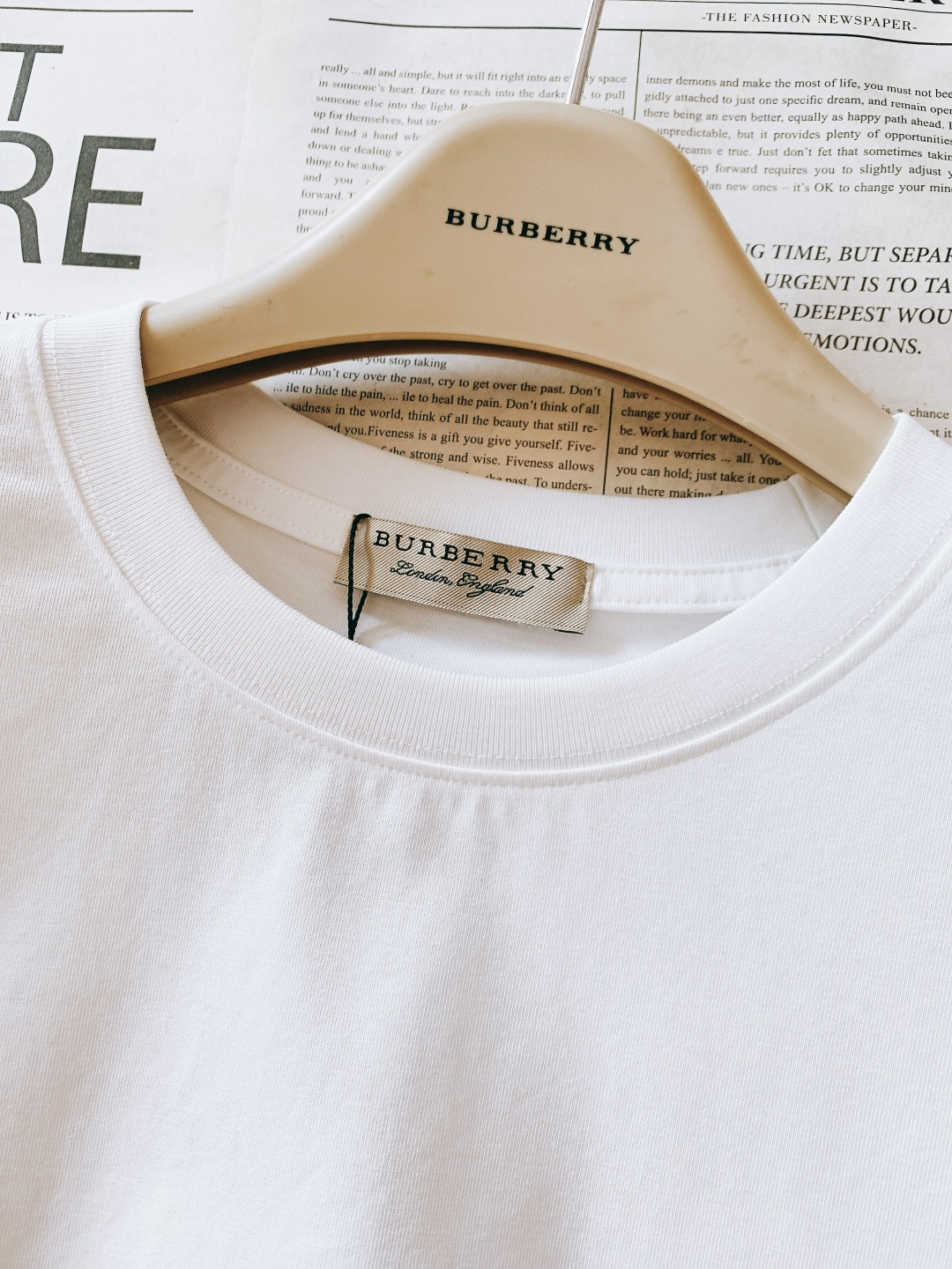 Burberry 巴宝莉 2026SS春夏新品战马格纹标识T恤，简约大气自带高级感，上身就是低调奢华风。