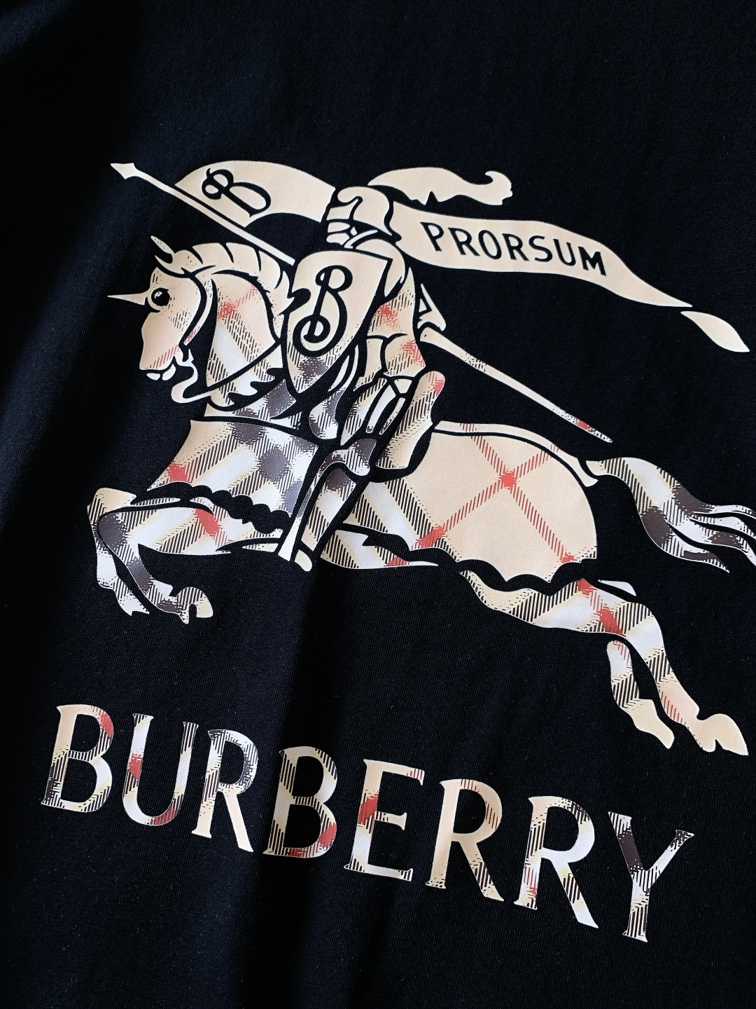 Burberry 巴宝莉 2026SS春夏新品战马格纹标识T恤，简约大气自带高级感，上身就是低调奢华风。