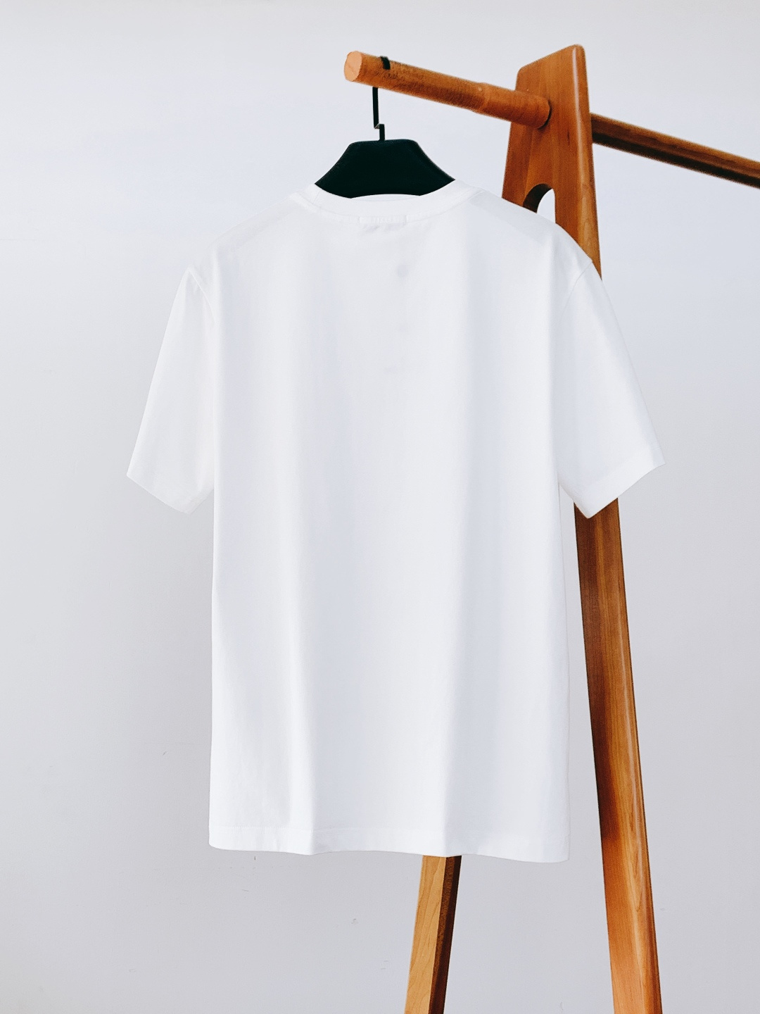 Moncler 蒙口 2026SS春夏新品鲨鱼印花T恤，简约大气自带高级感，上身就是低调奢华风。精选高支