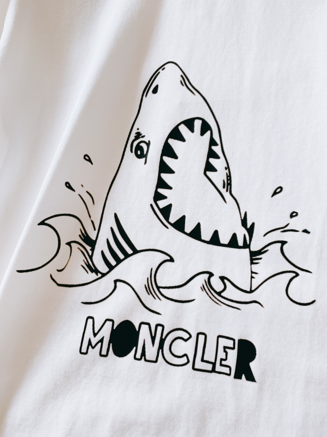 Moncler 蒙口 2026SS春夏新品鲨鱼印花T恤，简约大气自带高级感，上身就是低调奢华风。精选高支