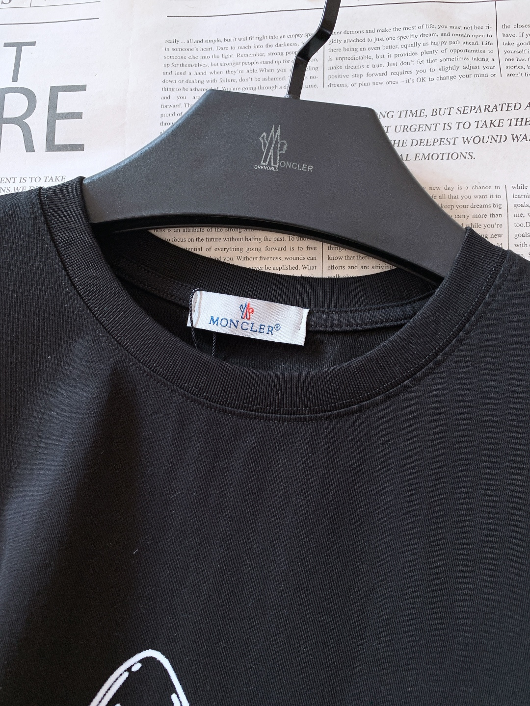 Moncler 蒙口 2026SS春夏新品鲨鱼印花T恤，简约大气自带高级感，上身就是低调奢华风。精选高支
