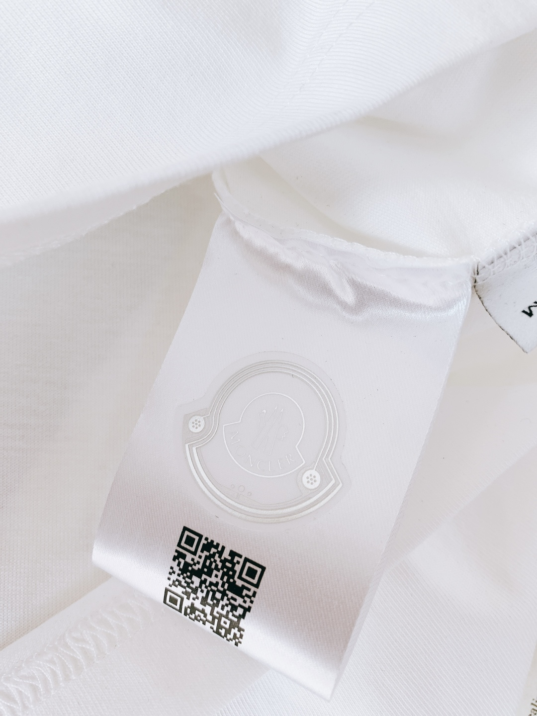 Moncler 蒙口 2026SS春夏新品鲨鱼印花T恤，简约大气自带高级感，上身就是低调奢华风。精选高支