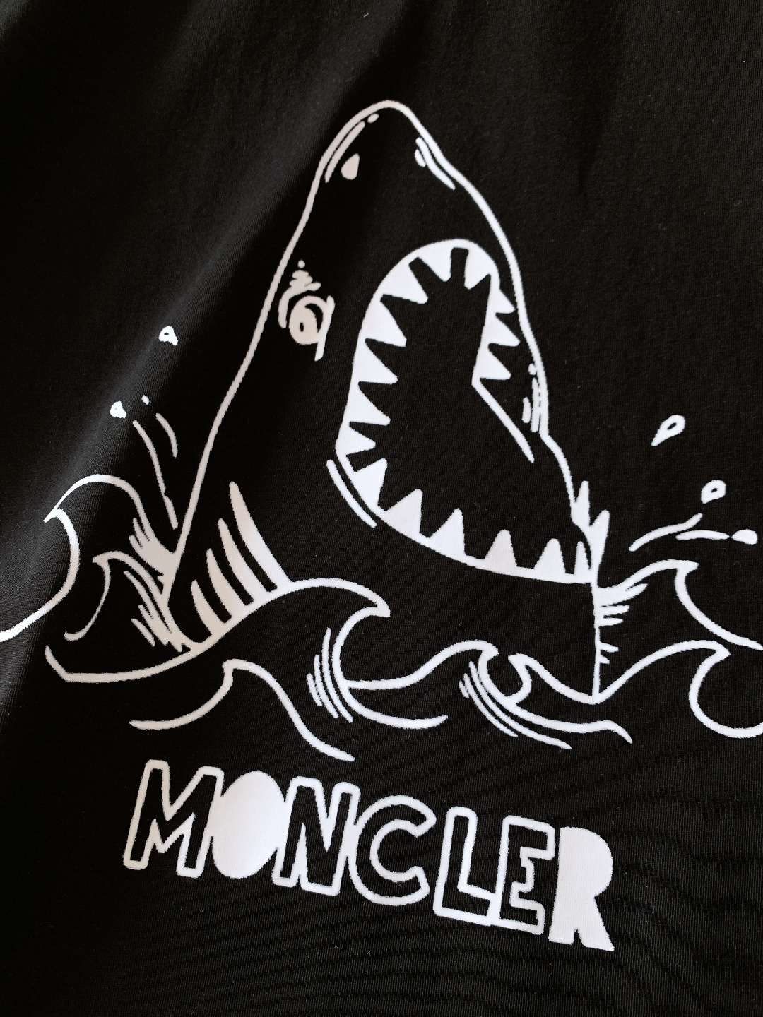 Moncler 蒙口 2026SS春夏新品鲨鱼印花T恤，简约大气自带高级感，上身就是低调奢华风。精选高支