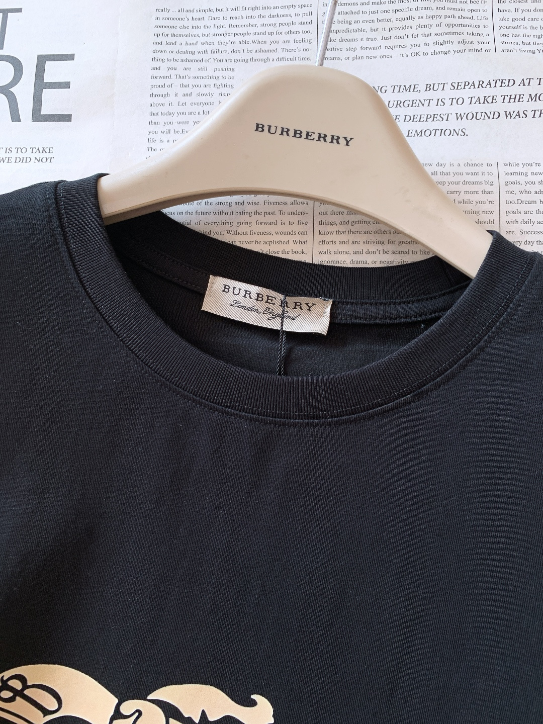 Burberry 巴宝莉 2026SS春夏新品战马格纹标识T恤，简约大气自带高级感，上身就是低调奢华风。