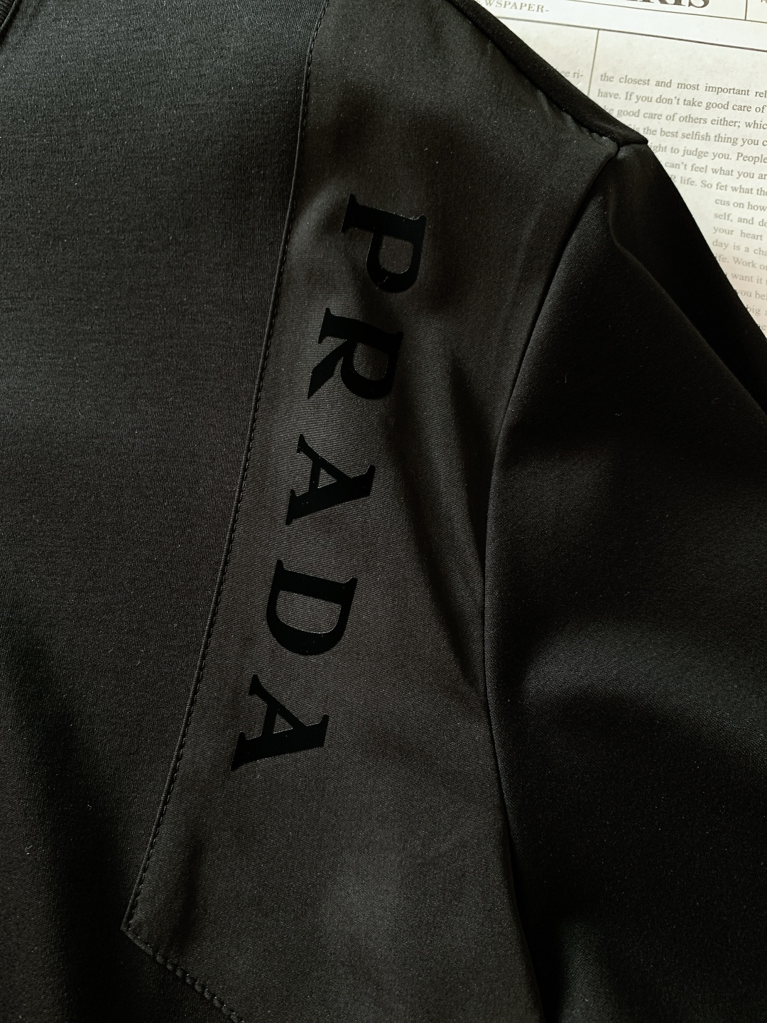 Prada 普拉达 2026SS春夏新品三角标拼接T恤，极简工业风天花板！高支棉混纺，顺滑凉感，透气排汗
