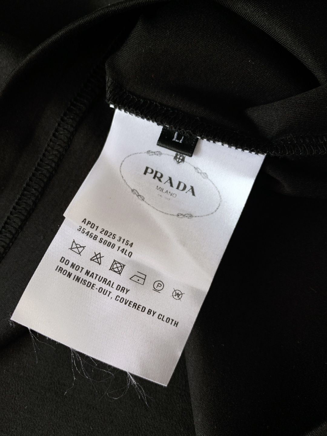 Prada 普拉达 2026SS春夏新品三角标拼接T恤，极简工业风天花板！高支棉混纺，顺滑凉感，透气排汗