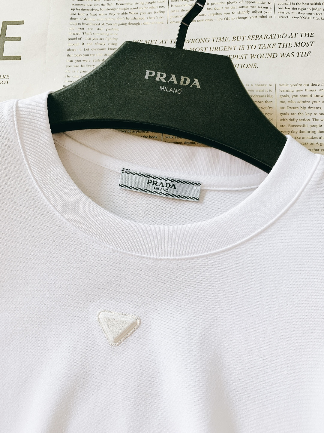 Prada 普拉达 2026SS春夏新品三角标拼接T恤，极简工业风天花板！高支棉混纺，顺滑凉感，透气排汗