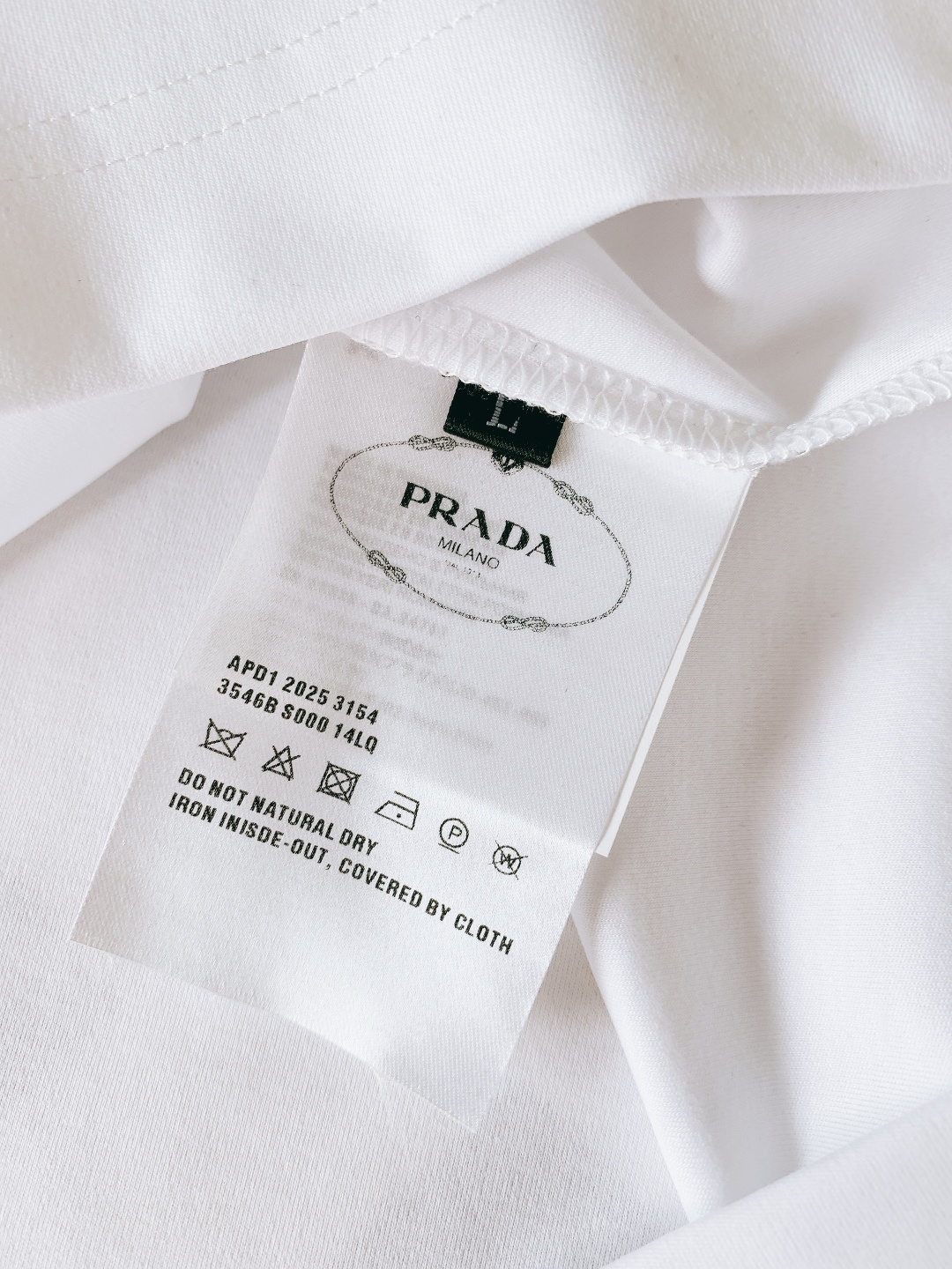 Prada 普拉达 2026SS春夏新品三角标拼接T恤，极简工业风天花板！高支棉混纺，顺滑凉感，透气排汗