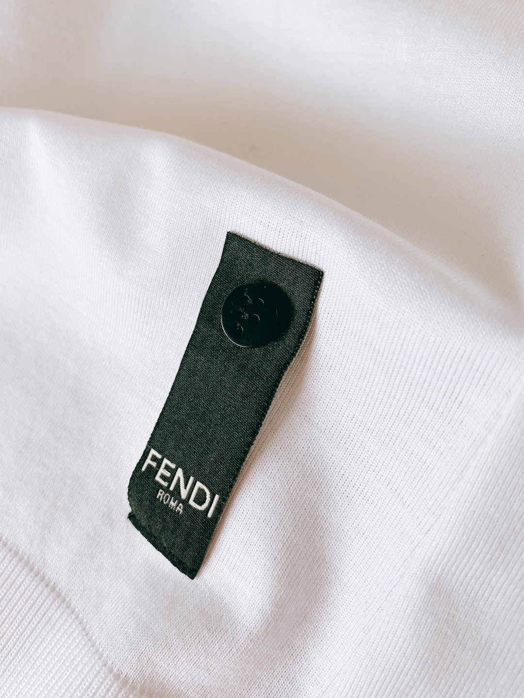 Fendi 芬迪 2026SS春夏新品立体刺绣LOGO T恤，简约大气自带高级感，上身就是低调奢华风。精