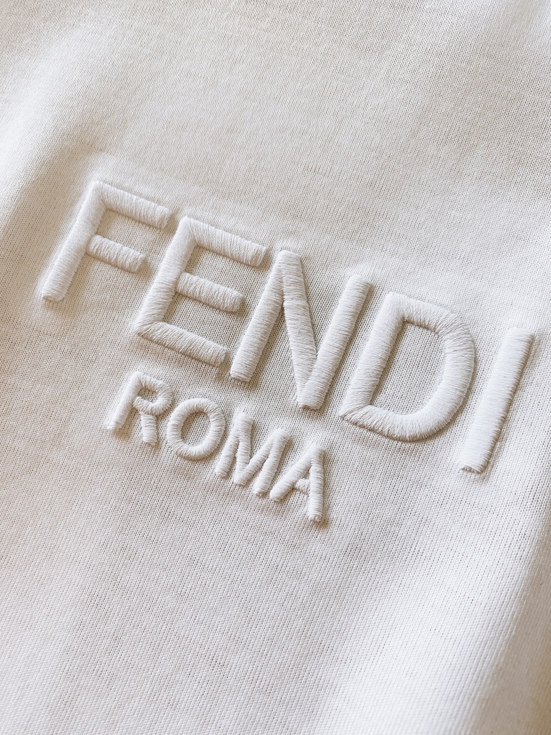 Fendi 芬迪 2026SS春夏新品立体刺绣LOGO T恤，简约大气自带高级感，上身就是低调奢华风。精