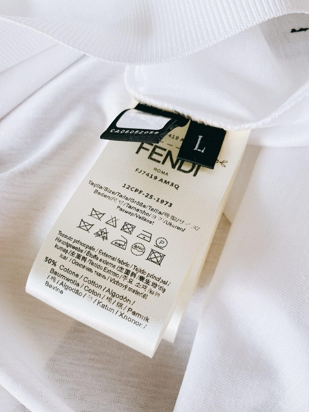Fendi 芬迪 2026SS春夏新品立体刺绣LOGO T恤，简约大气自带高级感，上身就是低调奢华风。精