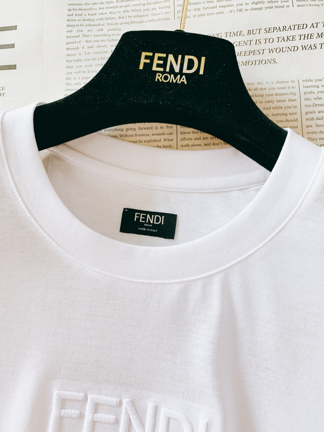 Fendi 芬迪 2026SS春夏新品立体刺绣LOGO T恤，简约大气自带高级感，上身就是低调奢华风。精