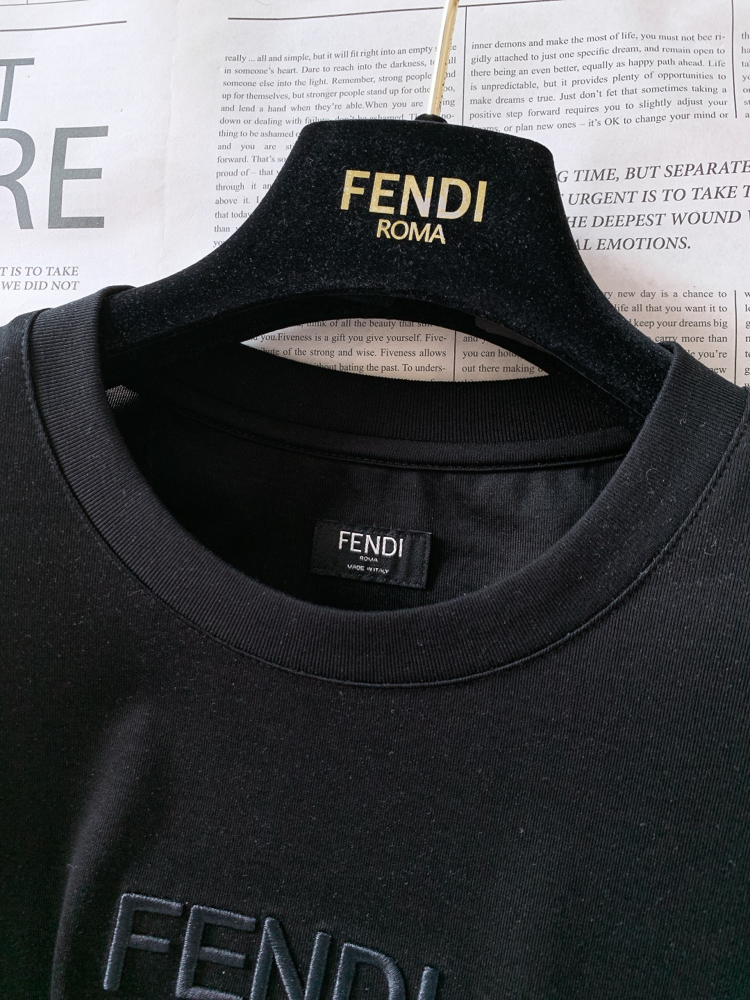 Fendi 芬迪 2026SS春夏新品立体刺绣LOGO T恤，简约大气自带高级感，上身就是低调奢华风。精