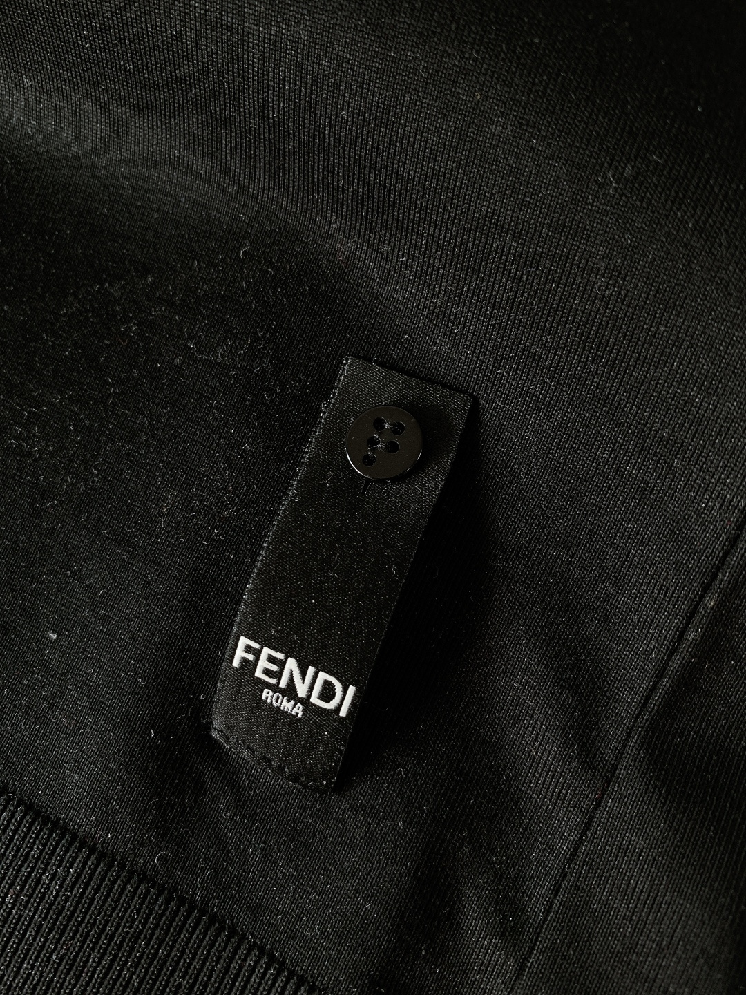 Fendi 芬迪 2026SS春夏新品立体刺绣LOGO T恤，简约大气自带高级感，上身就是低调奢华风。精