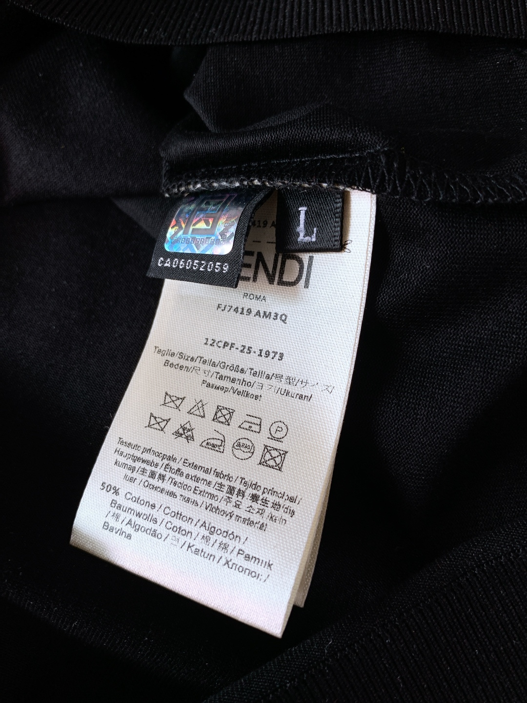 Fendi 芬迪 2026SS春夏新品立体刺绣LOGO T恤，简约大气自带高级感，上身就是低调奢华风。精