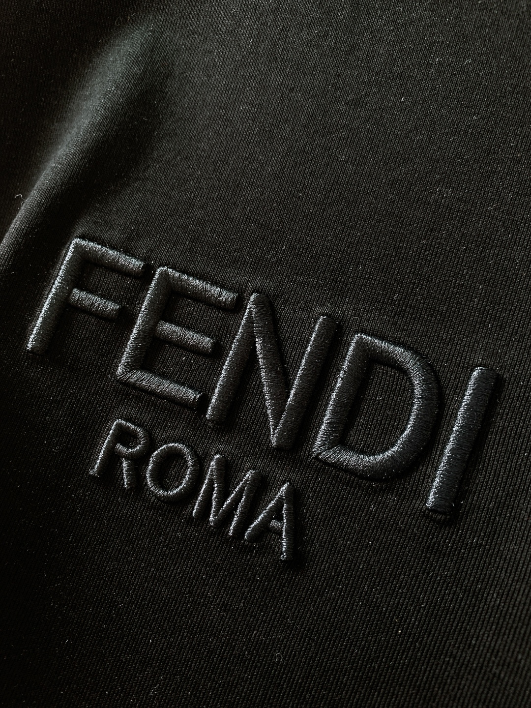 Fendi 芬迪 2026SS春夏新品立体刺绣LOGO T恤，简约大气自带高级感，上身就是低调奢华风。精