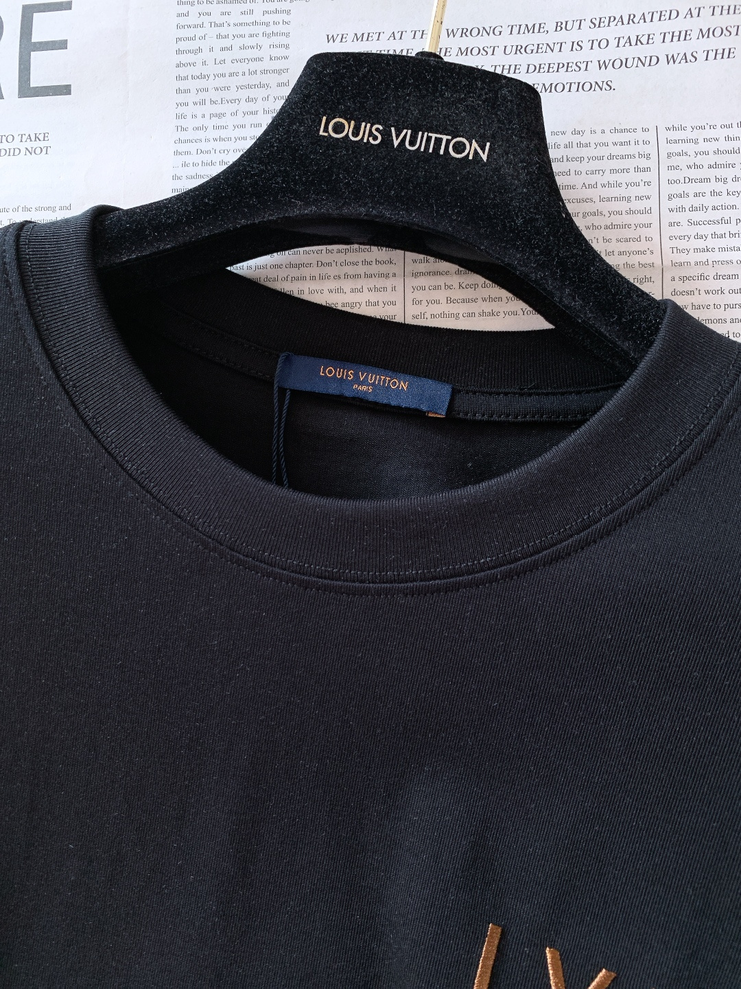 LouisVuitton 路易威登 2026SS早春新品 休闲刺绣T恤｜黑白双煞 230g重磅精梳棉，挺