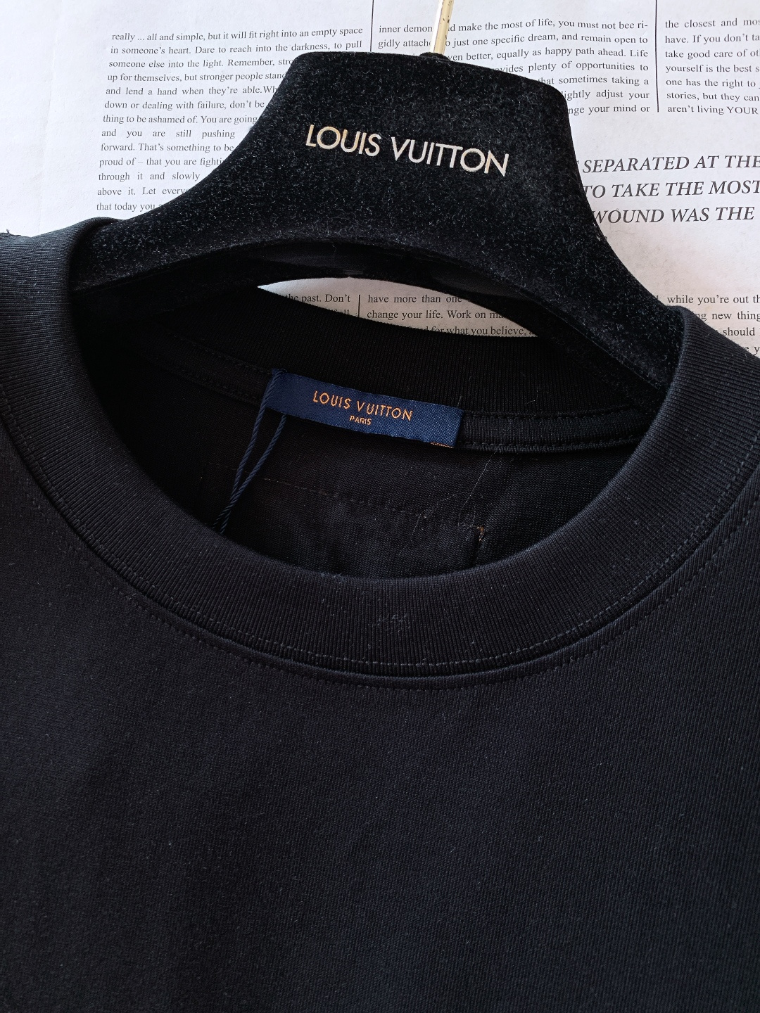 LouisVuitton 路易威登 2026SS早春新品 黑金刺绣T恤。甄选高支精梳棉，柔软亲肤透气不闷