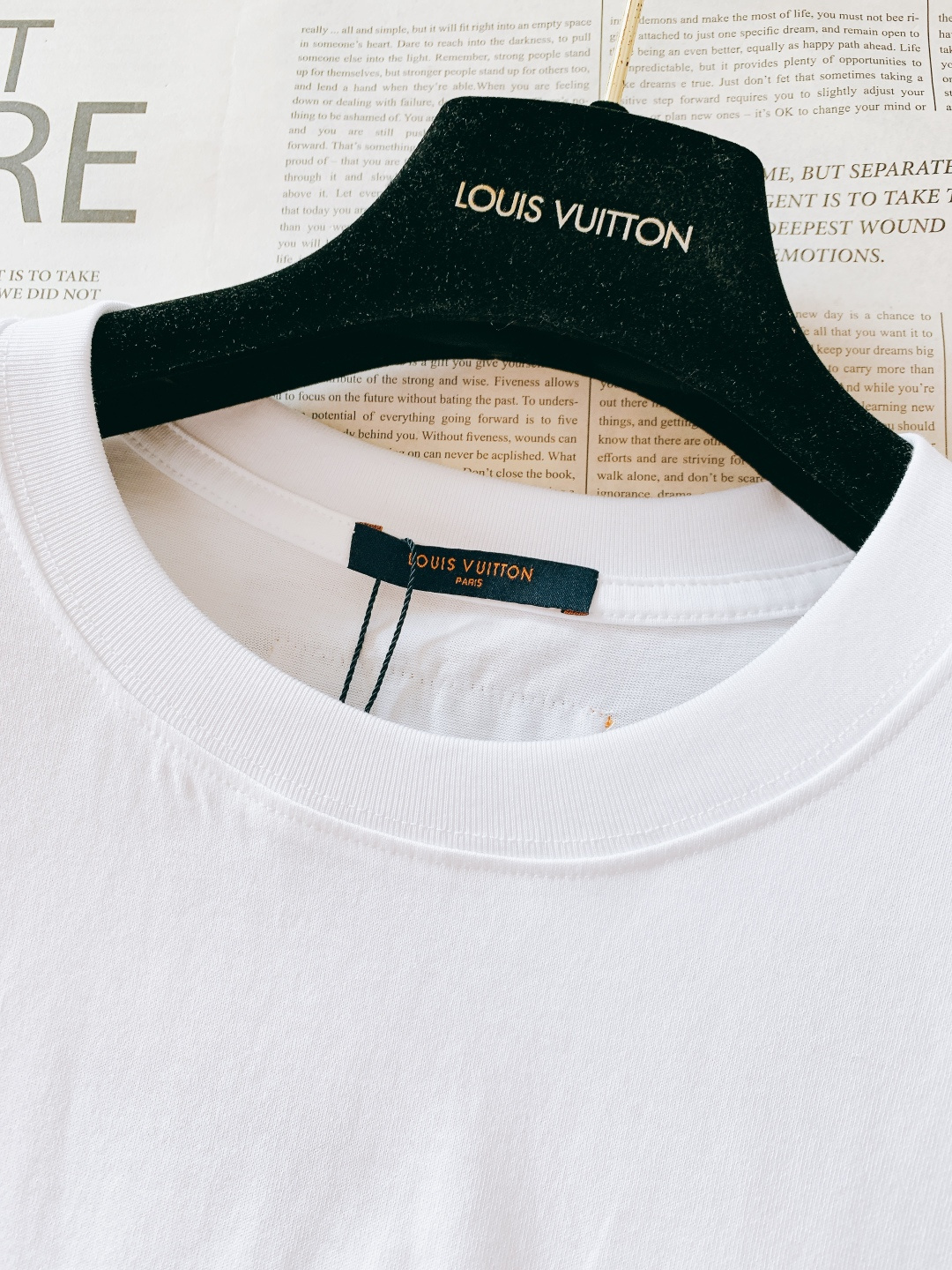 LouisVuitton 路易威登 2026SS早春新品 黑金刺绣T恤。甄选高支精梳棉，柔软亲肤透气不闷