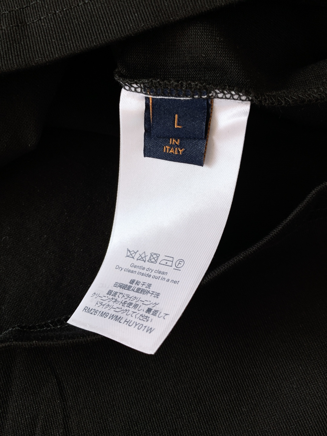 LouisVuitton 路易威登 2026SS早春新品 黑金刺绣T恤。甄选高支精梳棉，柔软亲肤透气不闷