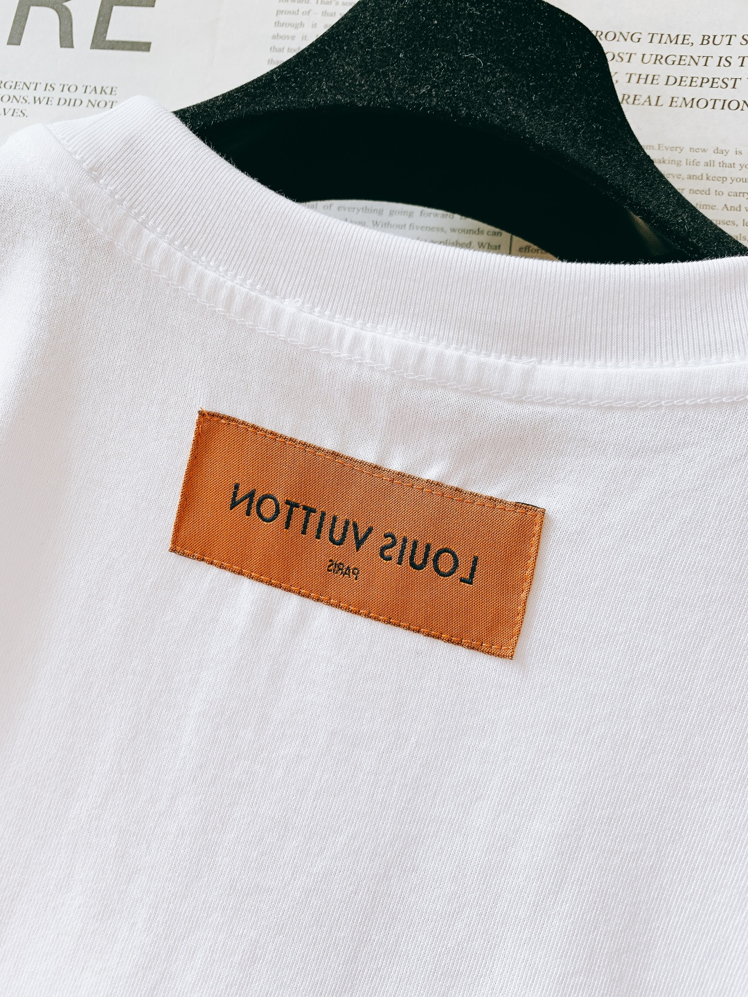 LouisVuitton 路易威登 2026SS早春新品 黑金刺绣T恤。甄选高支精梳棉，柔软亲肤透气不闷