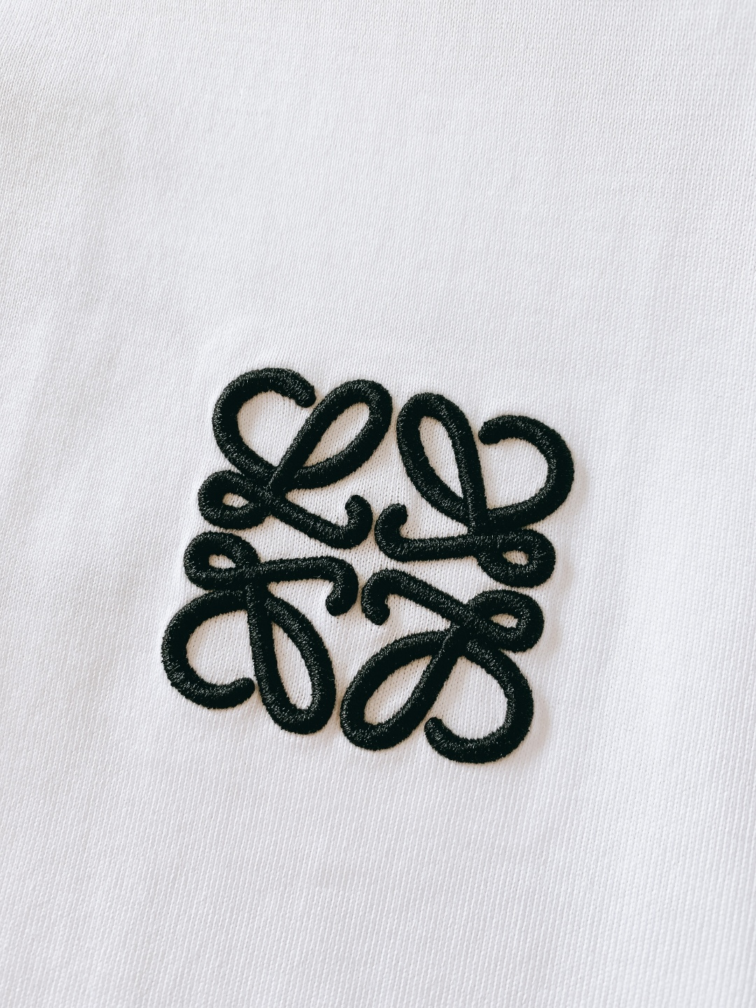 Loewe 罗意威 2026SS早春新品经典Anagram刺绣T恤，把高级感穿在身上230g重磅精梳棉，