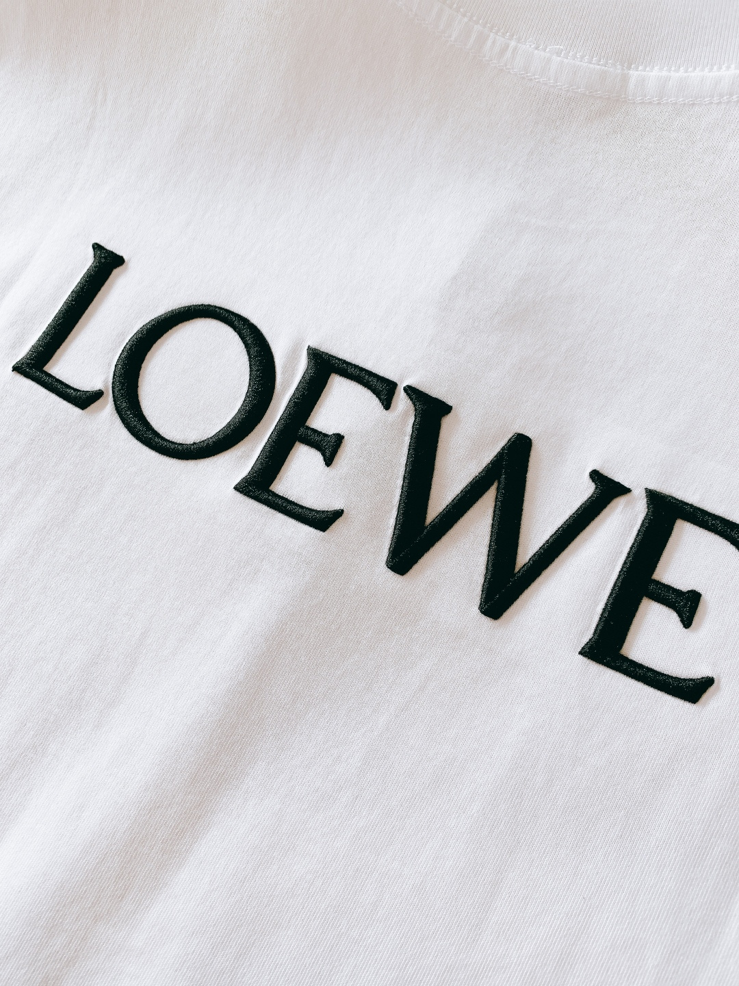 Loewe 罗意威 2026SS早春新品经典Anagram刺绣T恤，把高级感穿在身上230g重磅精梳棉，
