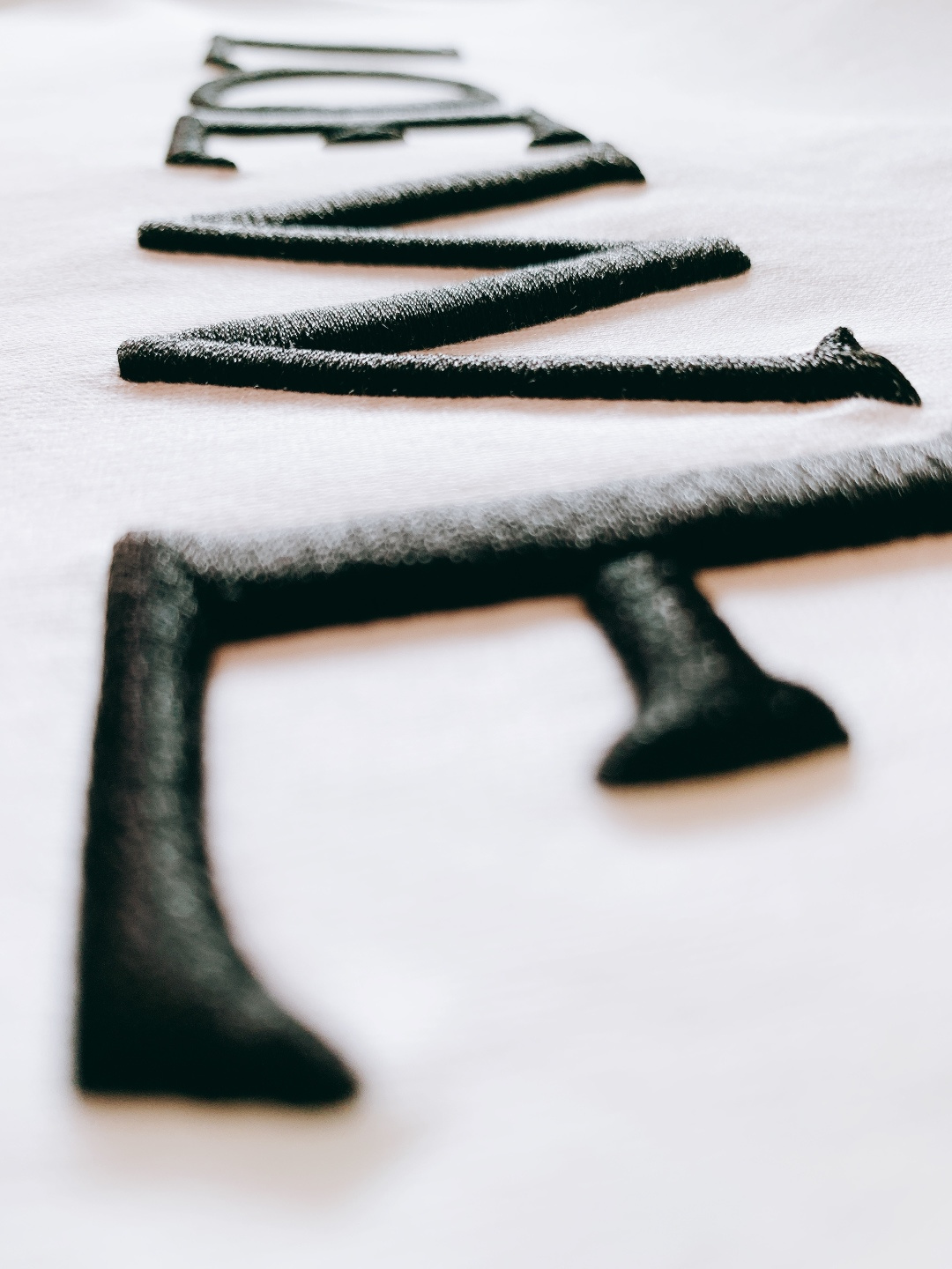 Loewe 罗意威 2026SS早春新品经典Anagram刺绣T恤，把高级感穿在身上230g重磅精梳棉，