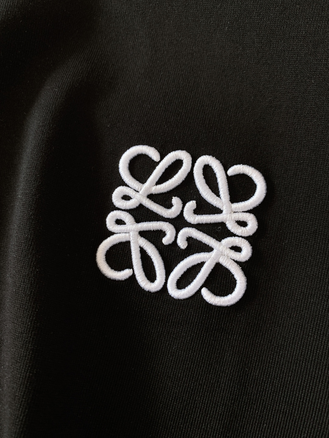 Loewe 罗意威 2026SS早春新品经典Anagram刺绣T恤，把高级感穿在身上230g重磅精梳棉，