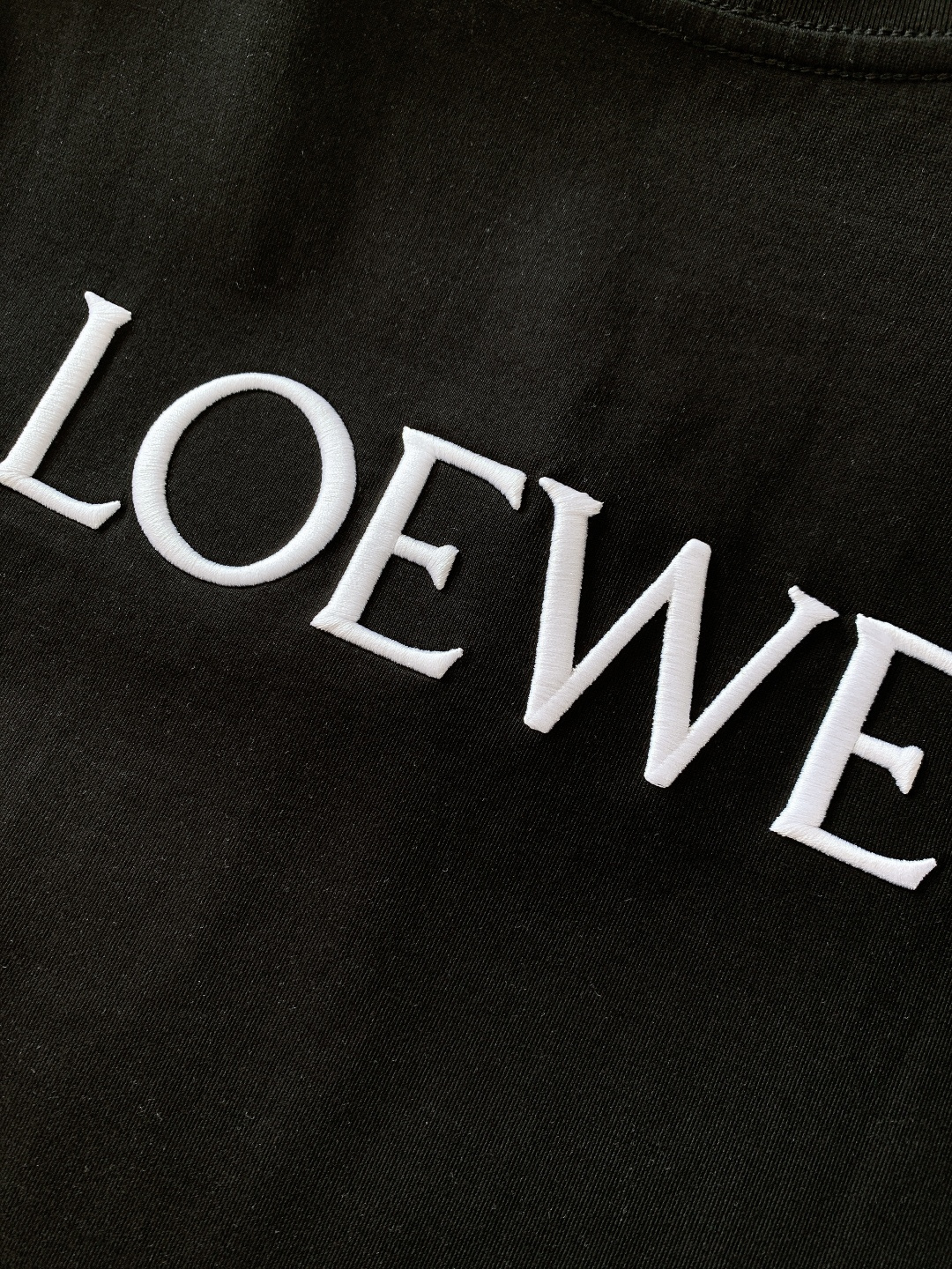 Loewe 罗意威 2026SS早春新品经典Anagram刺绣T恤，把高级感穿在身上230g重磅精梳棉，