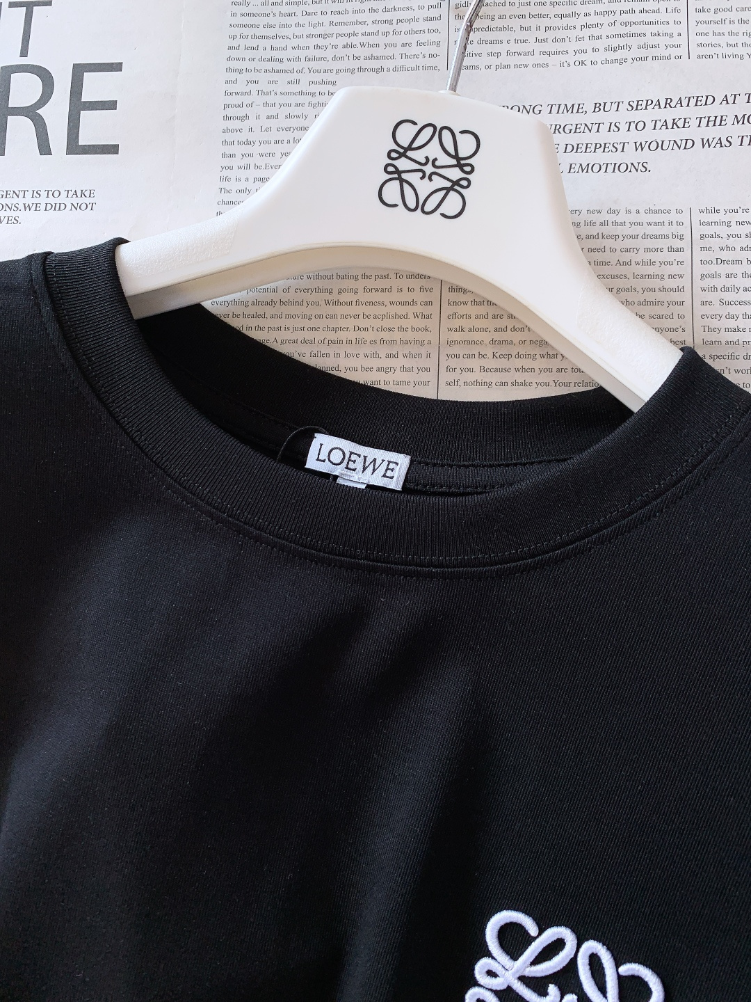 Loewe 罗意威 2026SS早春新品经典Anagram刺绣T恤，把高级感穿在身上230g重磅精梳棉，