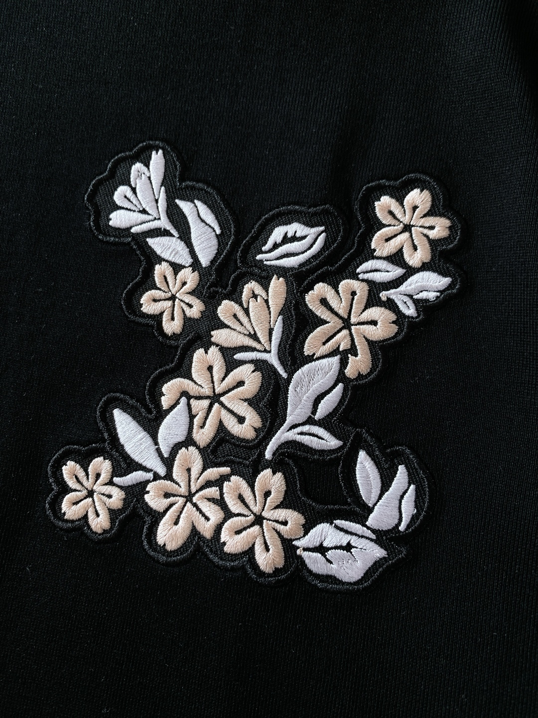 LouisVuitton 路易威登 2026SS早春新品 花卉刺绣T恤｜把高级感穿在身上重磅精梳棉打造，