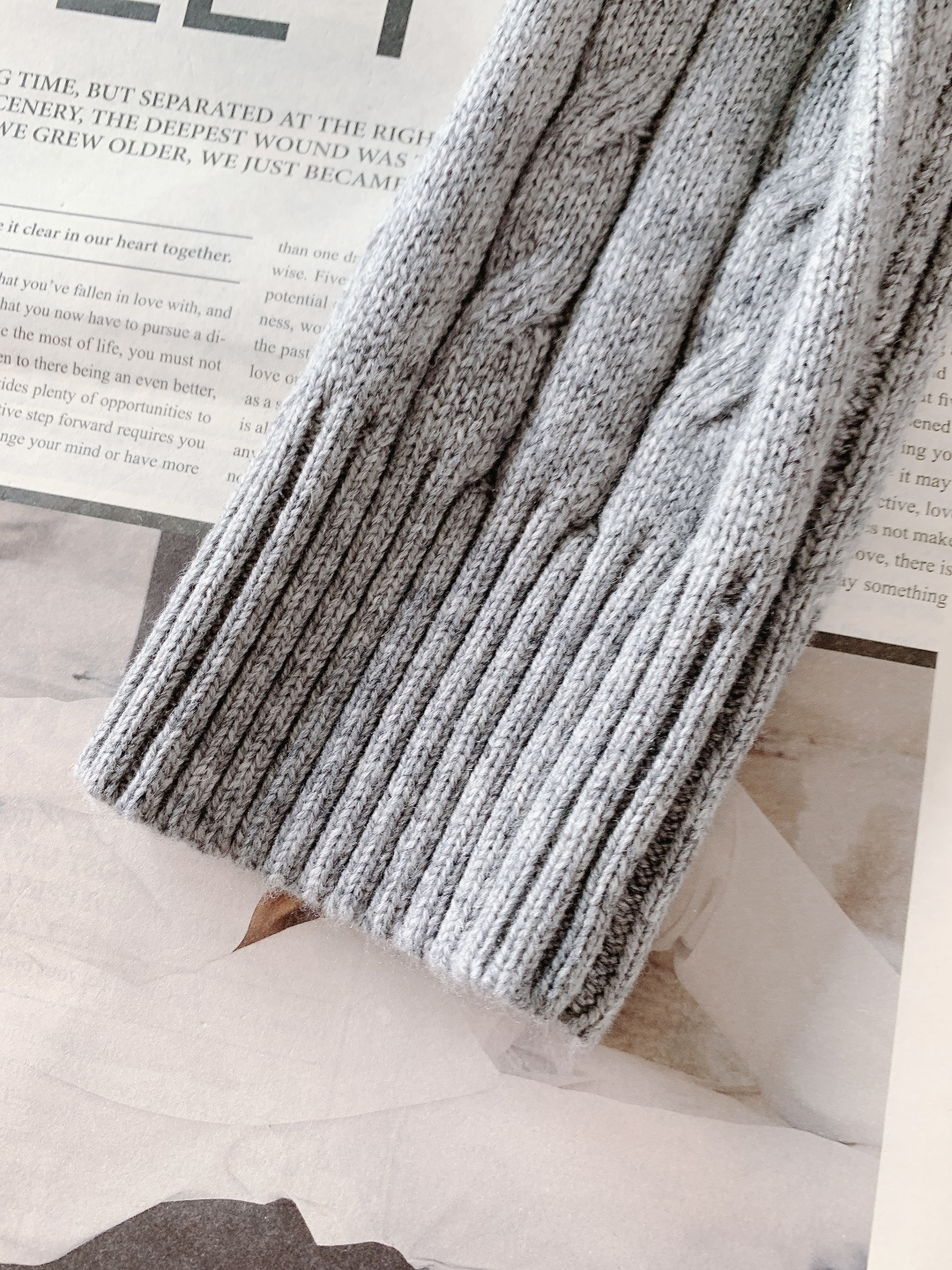 Prada 普拉达 2026SS早春新品羊毛混纺绞花毛衣。甄选羊毛混纺材质，细腻亲肤，兼具保暖性与垂坠感