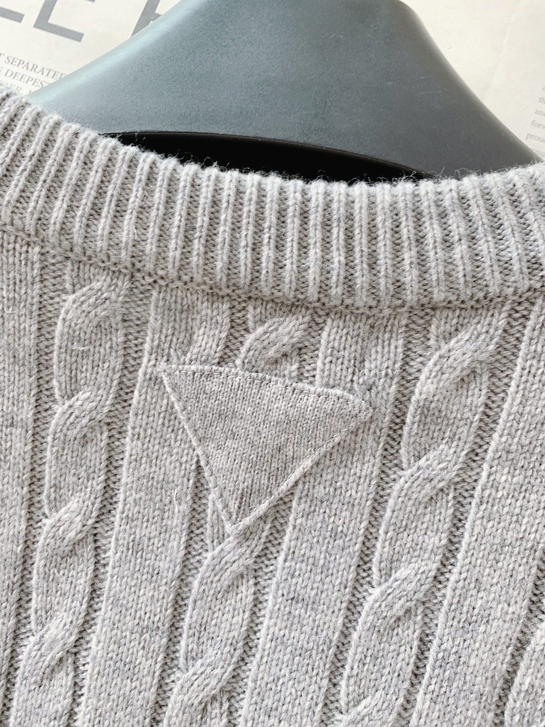 Prada 普拉达 2026SS早春新品羊毛混纺绞花毛衣。甄选羊毛混纺材质，细腻亲肤，兼具保暖性与垂坠感