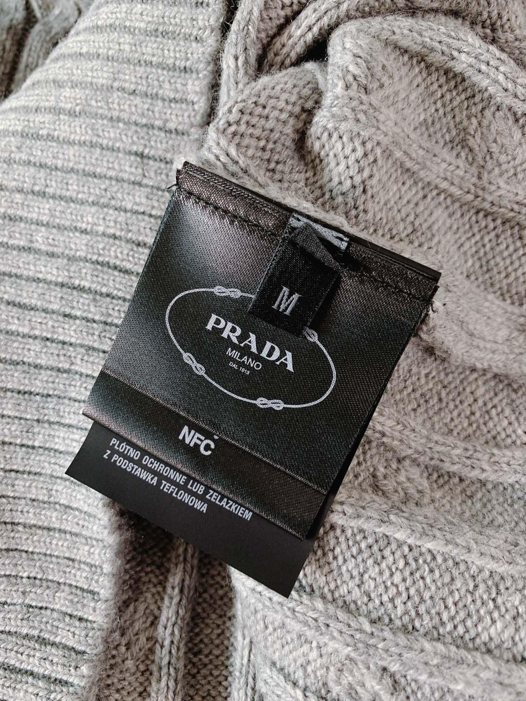 Prada 普拉达 2026SS早春新品羊毛混纺绞花毛衣。甄选羊毛混纺材质，细腻亲肤，兼具保暖性与垂坠感