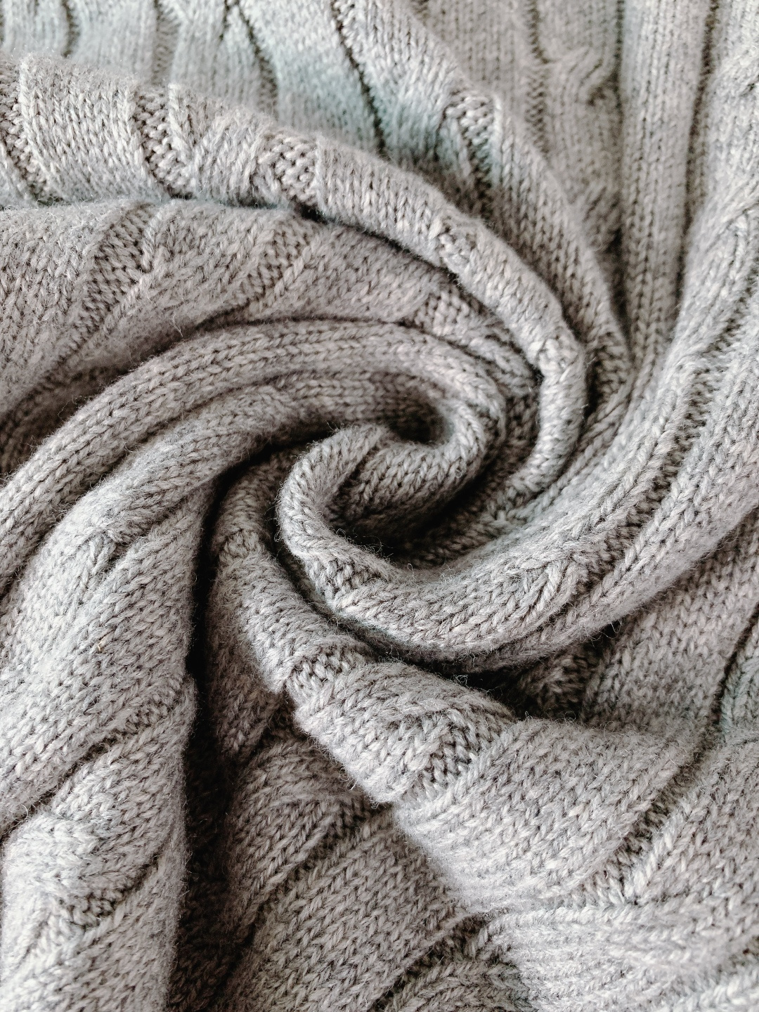 Prada 普拉达 2026SS早春新品羊毛混纺绞花毛衣。甄选羊毛混纺材质，细腻亲肤，兼具保暖性与垂坠感