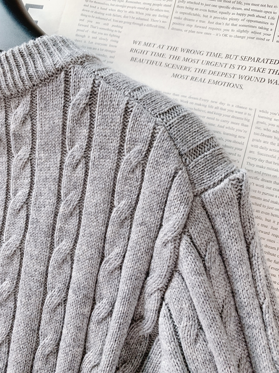 Prada 普拉达 2026SS早春新品羊毛混纺绞花毛衣。甄选羊毛混纺材质，细腻亲肤，兼具保暖性与垂坠感