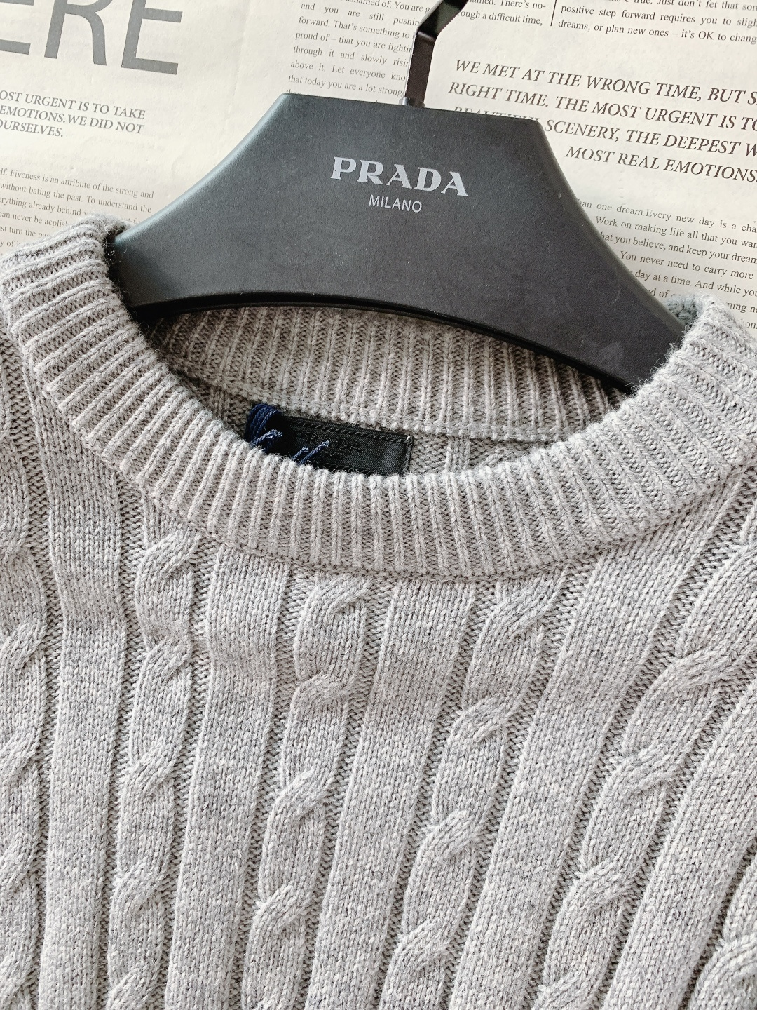 Prada 普拉达 2026SS早春新品羊毛混纺绞花毛衣。甄选羊毛混纺材质，细腻亲肤，兼具保暖性与垂坠感