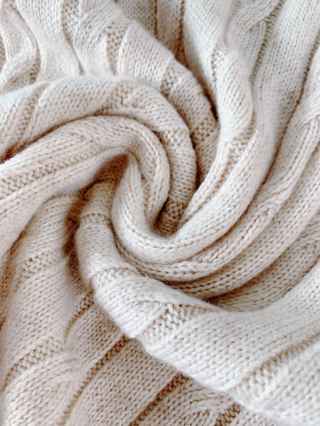 Prada 普拉达 2026SS早春新品羊毛混纺绞花毛衣。甄选羊毛混纺材质，细腻亲肤，兼具保暖性与垂坠感