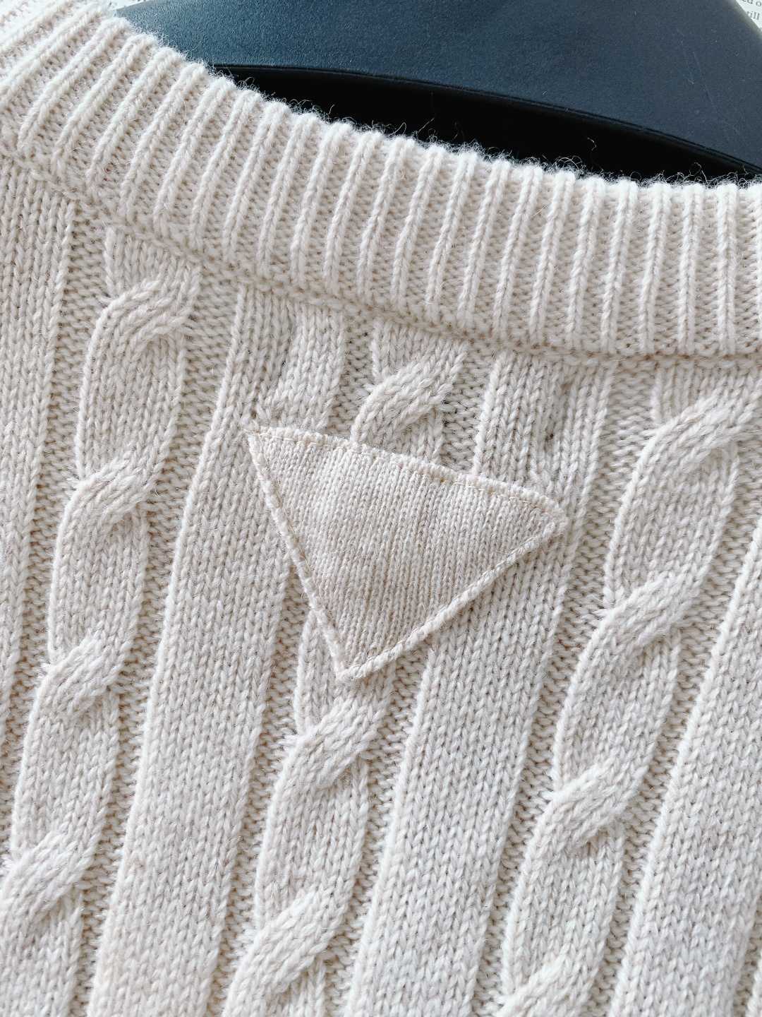 Prada 普拉达 2026SS早春新品羊毛混纺绞花毛衣。甄选羊毛混纺材质，细腻亲肤，兼具保暖性与垂坠感