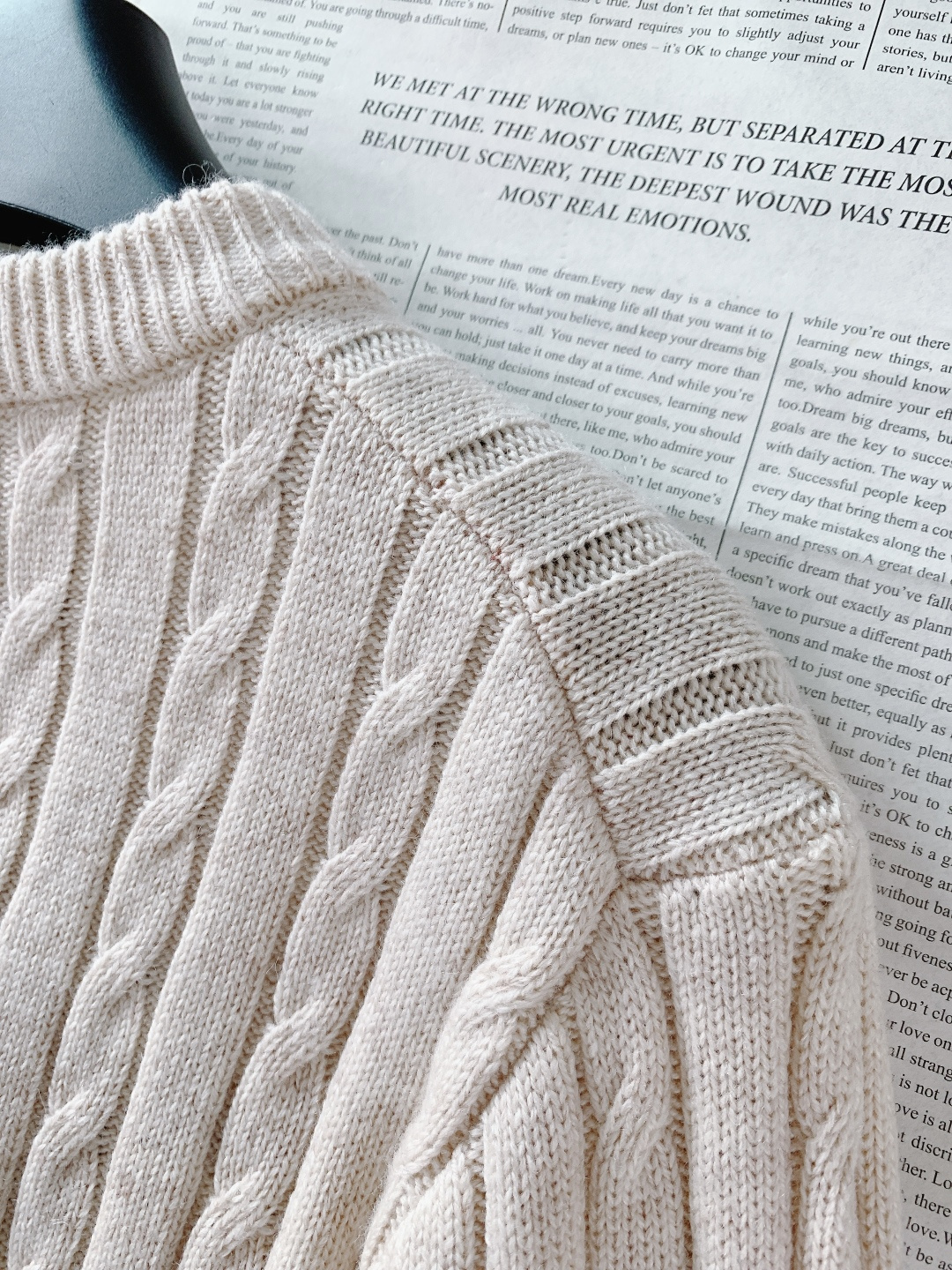 Prada 普拉达 2026SS早春新品羊毛混纺绞花毛衣。甄选羊毛混纺材质，细腻亲肤，兼具保暖性与垂坠感