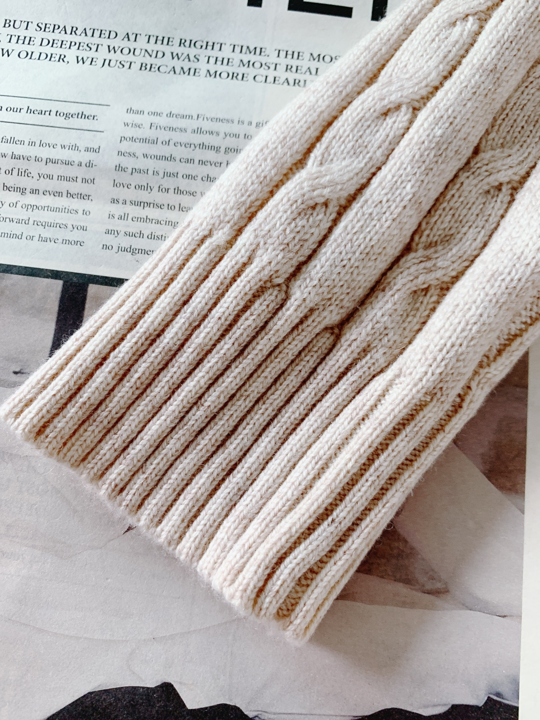 Prada 普拉达 2026SS早春新品羊毛混纺绞花毛衣。甄选羊毛混纺材质，细腻亲肤，兼具保暖性与垂坠感